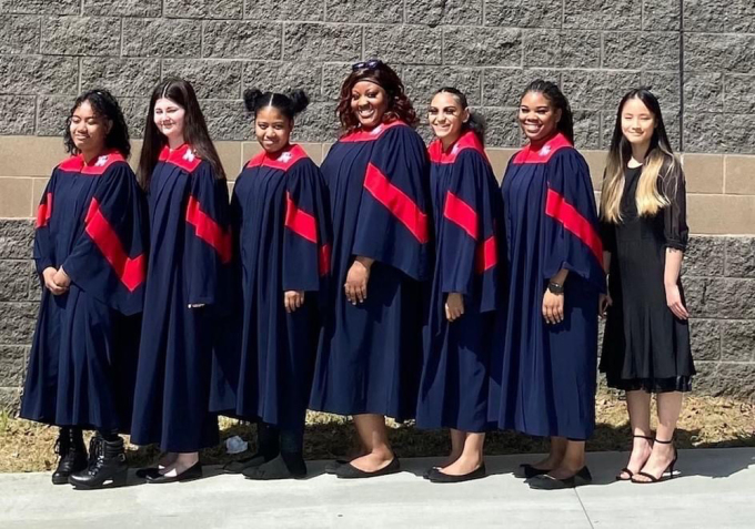 Phương Anh (ngoài cùng bên phải) cùng các thành viên của dàn hợp xướng trường Trung học Marion. Ảnh: Nhân vật cung cấp