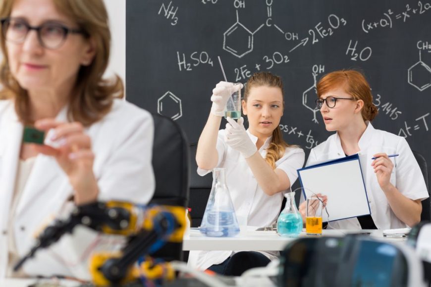 Có nên đi tìm gia sư hóa học hay không?